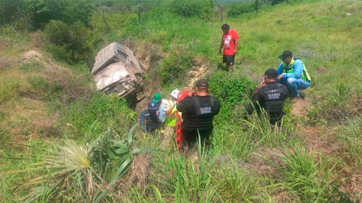 Seis integrantes de una familia fallecen al volcar en una carretera, entre ellos dos niños