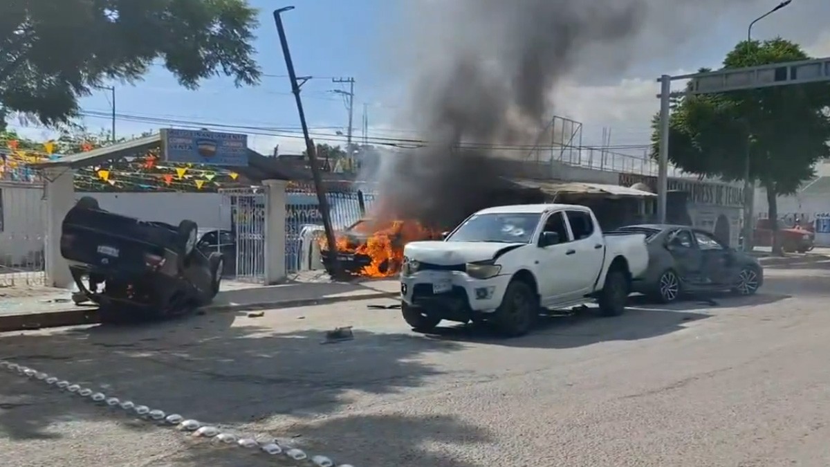 VIDEO Defraudan a ciudadanos con venta de autos; afectados intentan linchar a responsables