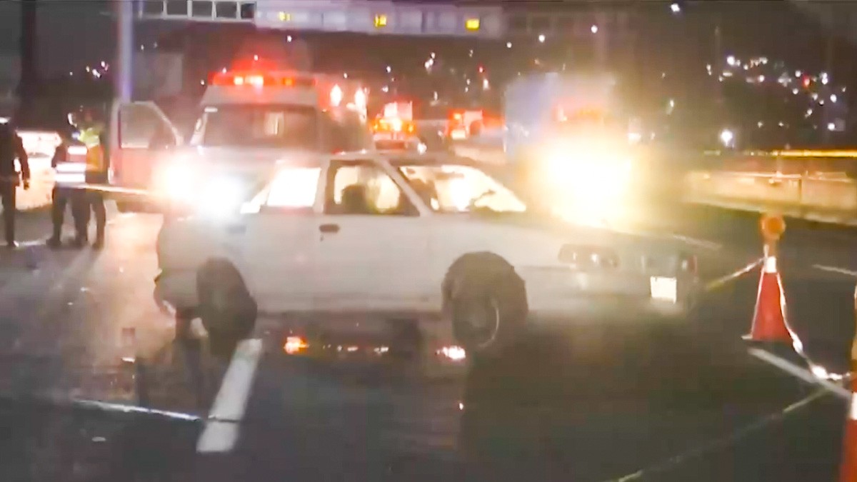 VIDEO Hombre cruza carretera sin cuidado, provoca carambola y muere atropellado