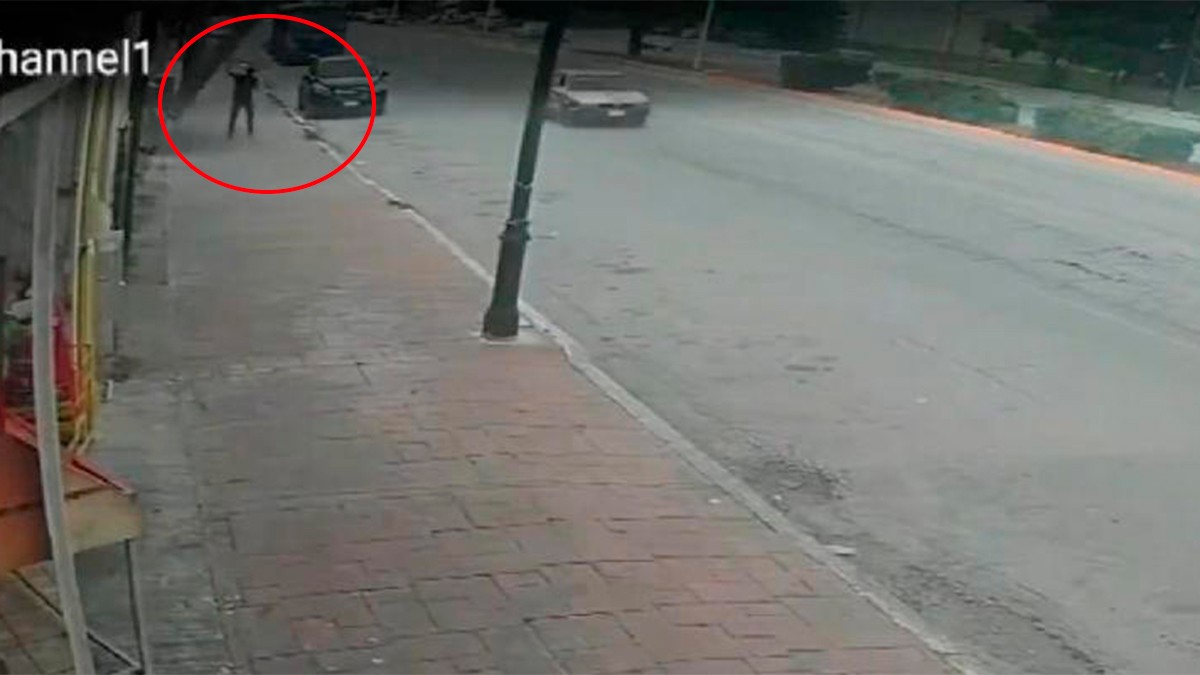 VIDEO Adolescente caminaba por la calle y le cae un portón encima, falleció enseguida