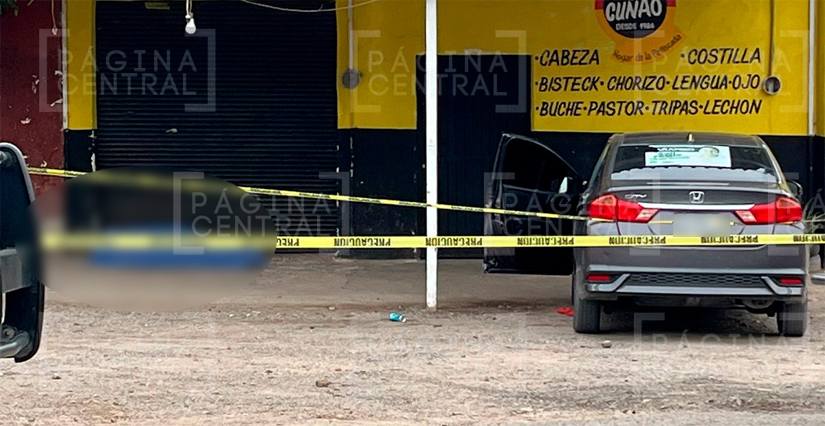 Estaban estacionados afuera de una taquería cuando los atacaron, hay un muerto y un herido