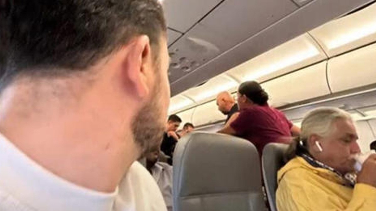 ¡Héroe en los cielos! Médico del IMSS resucita a un hombre en pleno vuelo