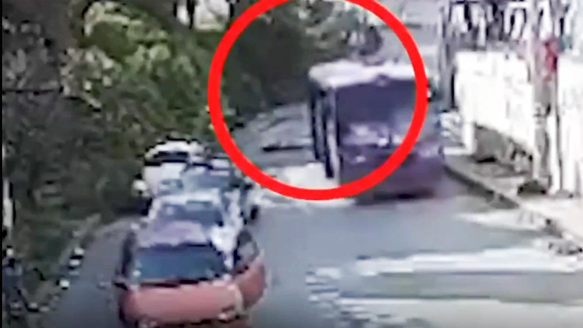 VIDEO Camión se 'vuela' un tope y mujer sale volando; terminó hospitalizada