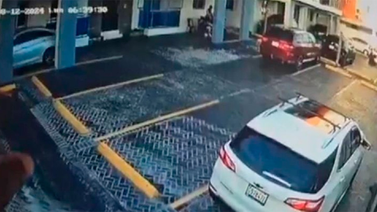 VIDEO Captan el momento de una mujer arrojándose desde un edificio con su hija en brazos