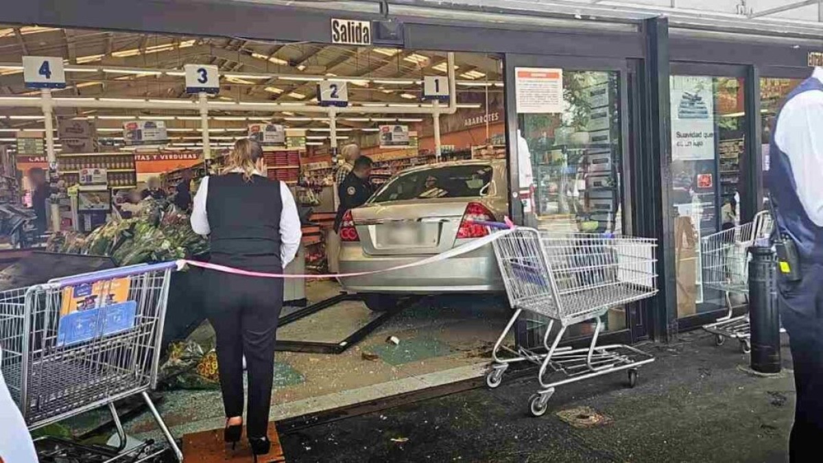 Abuelita confunde pedales y entra con todo y auto al supermercado