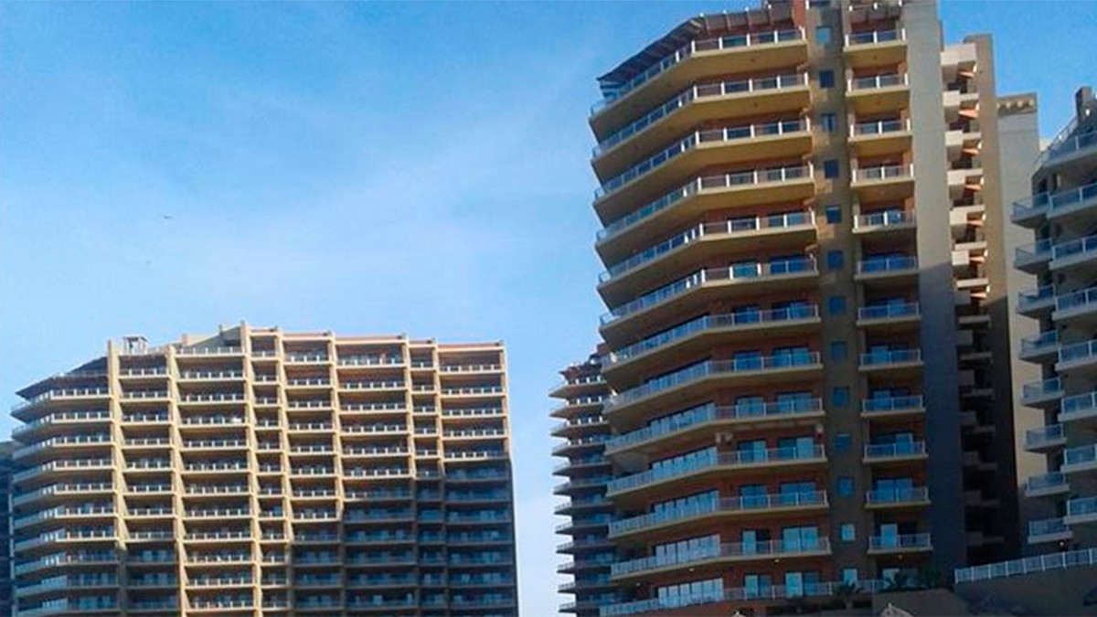 Niña cae desde un doceavo piso de un hotel mientras jugaba con su hermano en esta playa