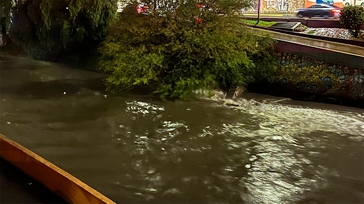 Anuncian cierres viales en varias zonas de León debido a fuertes lluvias