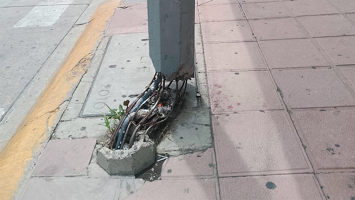 Desde 2014, un poste en esta colonia está a punto de caerse y nadie lo repara