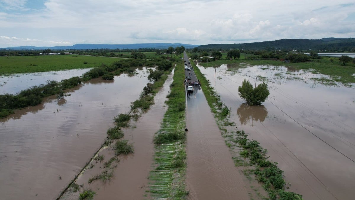 Presa se desborda en Manuel Doblado e inunda carretera, desvían vehículos