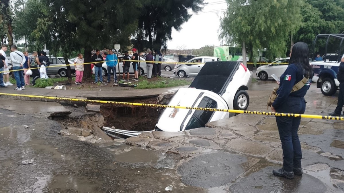 VIDEO Manejaba tranquilamente por la ciudad cuando de repente cayó en un socavón