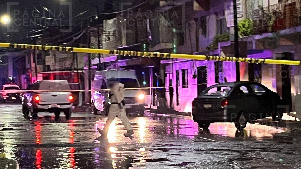 Asesinan a balazos a conductor en pleno Centro y su auto queda impactado contra una casa