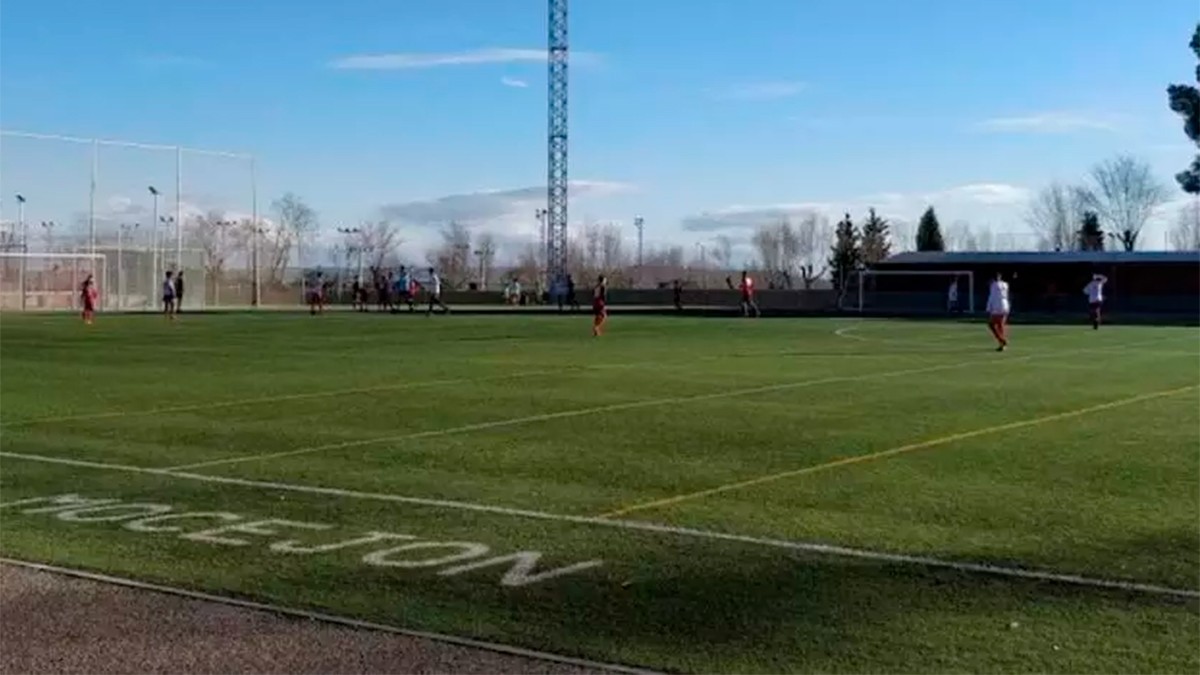 Matan a un niño de 11 años mientras jugaba futbol, la policía busca al atacante