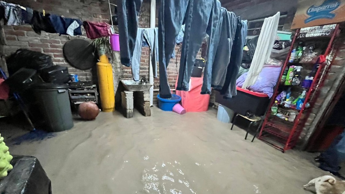 El agua entra hasta las casas tras fuertes lluvias, alcanza hasta un metro de alto