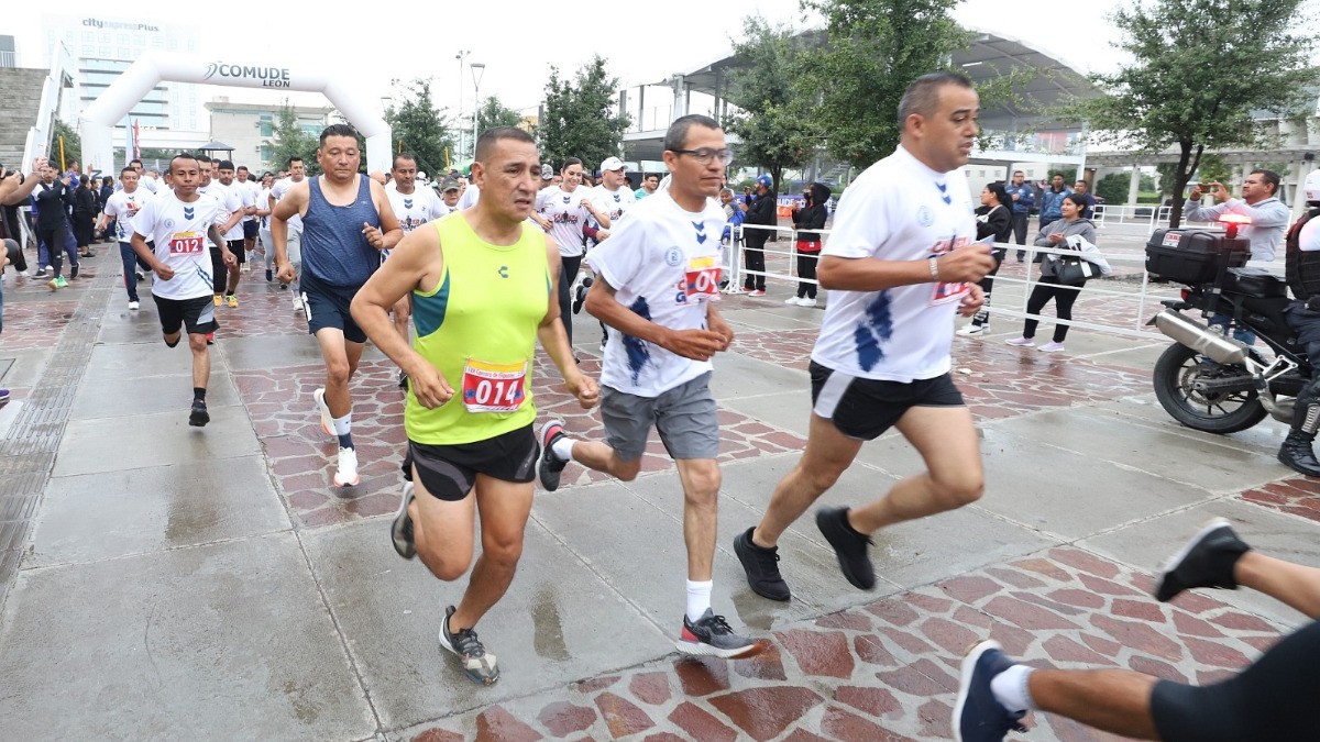 Policías de León se quitan el uniforme para unirse a carrera atlética junto a la alcaldesa