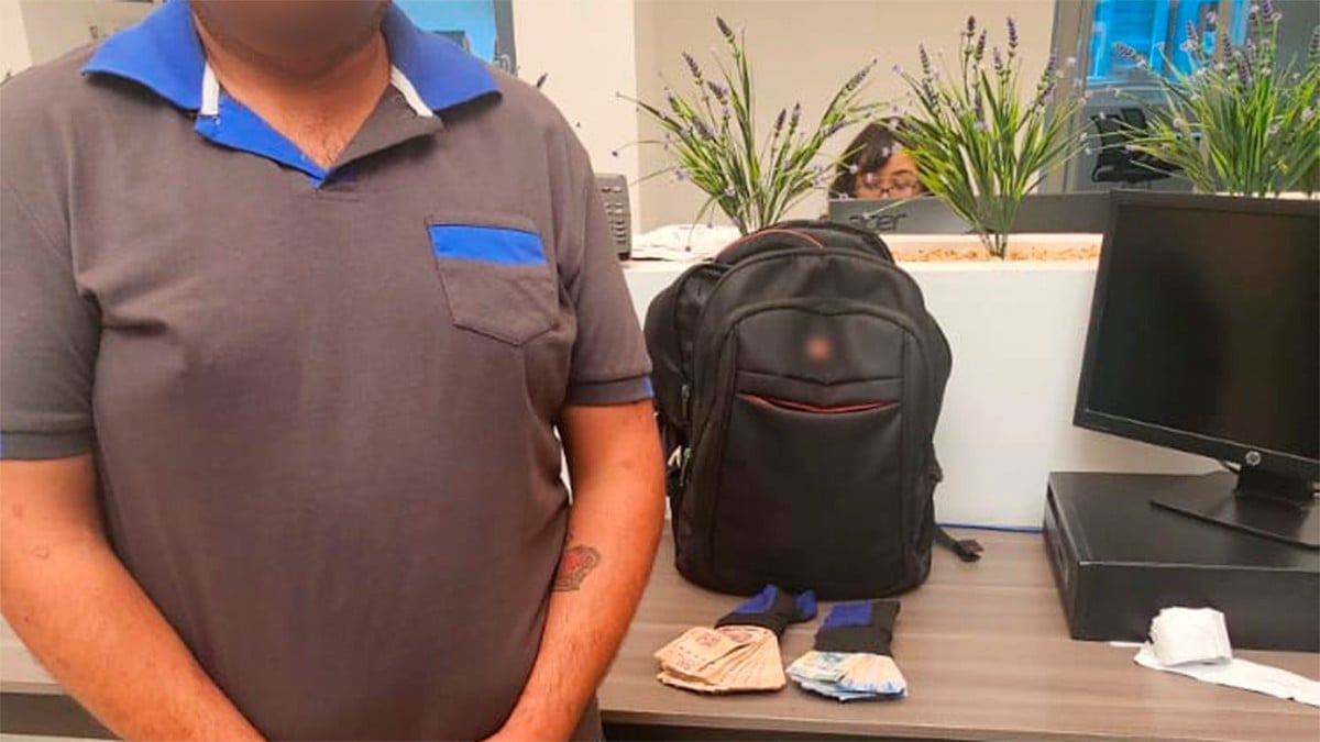 ¡Esa es honradez! Taxista regresa mochila con 100 mil pesos a un abuelito que la olvidó