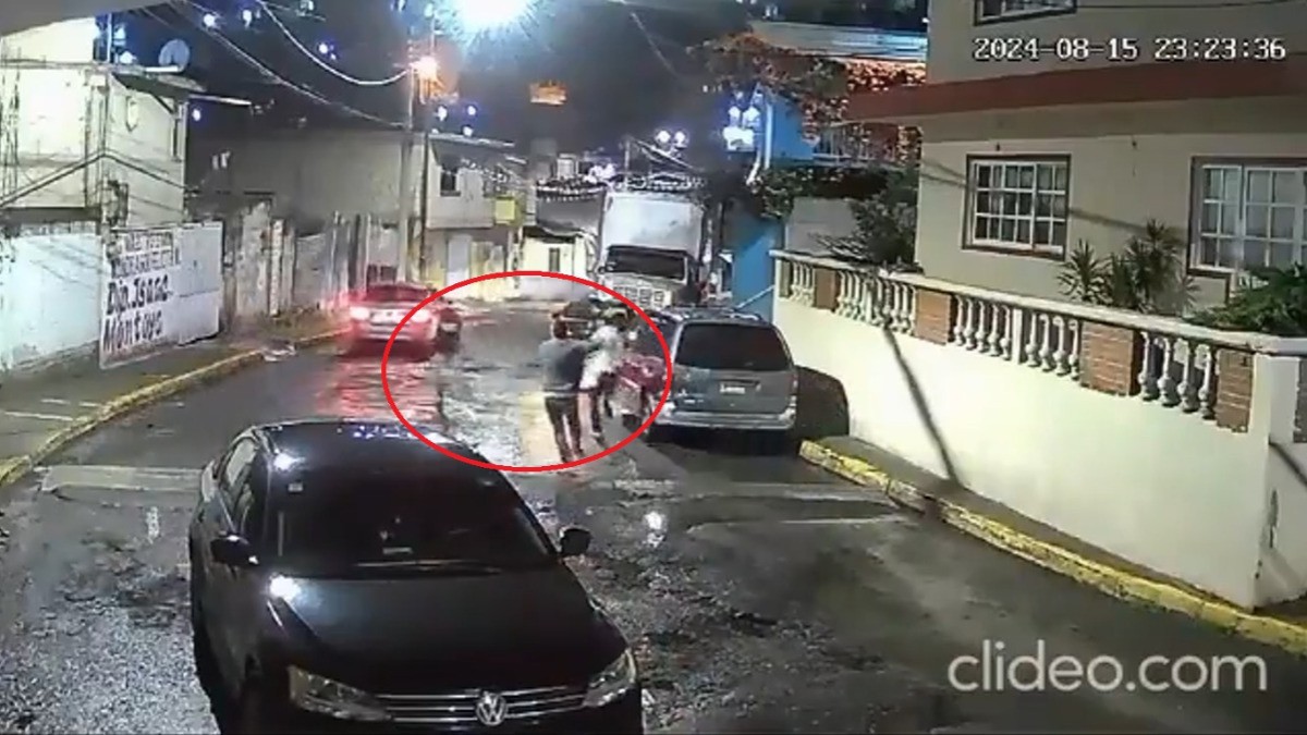 VIDEO “¡Me quieren asaltar!” Así un chofer desarmó a unos asaltantes y los hizo correr