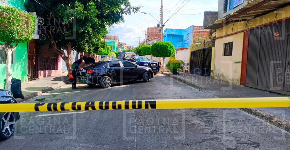 El cuerpo de Luis Miguel quedó a media calle tras ser atacado a balazos en Chapalita