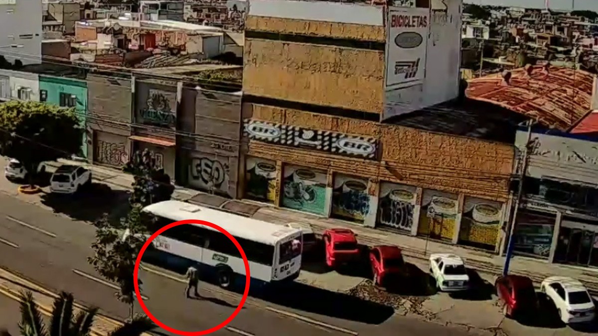 VIDEO Cambiar de decisión en un segundo le costó la vida a hombre que cruzaba el bulevar