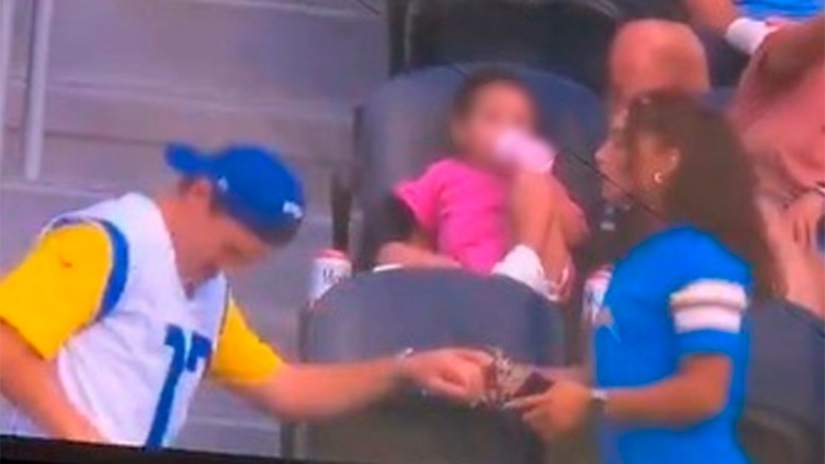 VIDEO ¡Soldado caído! Hombre pide matrimonio en medio de un partido y lo rechazan