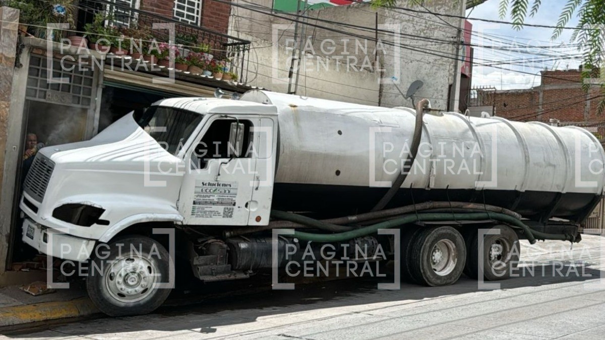 ¡Evitó una tragedia! Pipa se queda sin frenos y el conductor choca contra casa