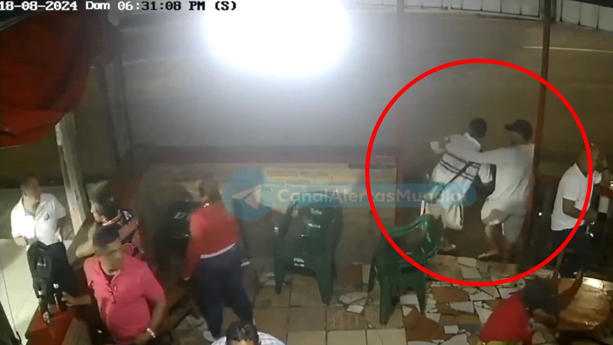 VIDEO Ebrio sale del bar e intenta irse caminando, pero un tráiler lo atropella y lo mata