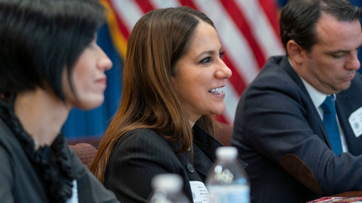 Libia Dennise inicia gira por Estados Unidos para fortalecer lazos laborales