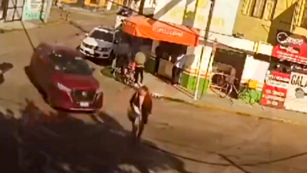 VIDEO Camioneta atropella a una mujer mientras cruzaba la calle y la manda al hospital