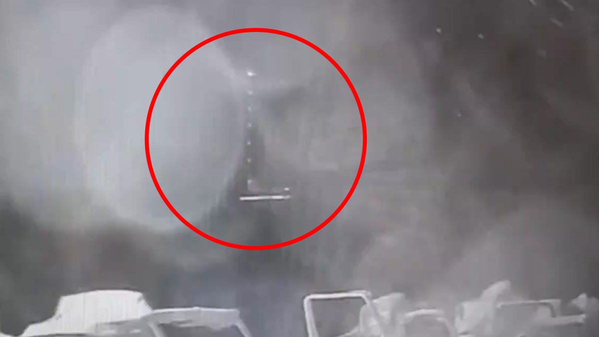 VIDEO Yate se hunde en una tormenta y deja 5 muertos y 2 desaparecidos; madre salva a bebé