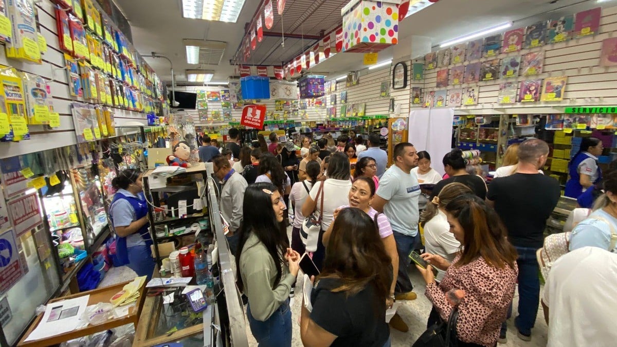 Papelerías en León 'colapsan' por demanda de útiles a días del regreso a clases