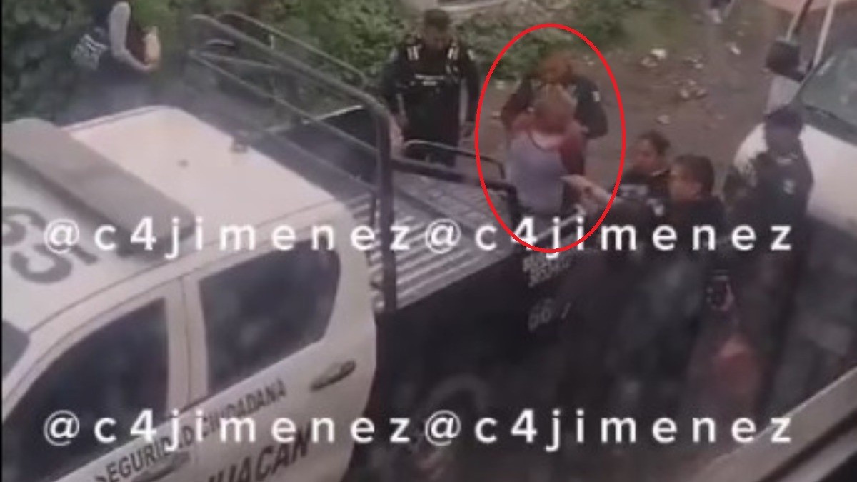 VIDEO Captan a policías al jalonear y aventar a una señora a la patrulla para detenerla