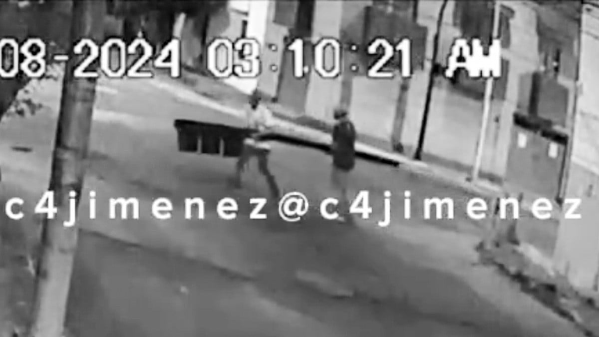 VIDEO ¡No respetan nada! Captan a ladrones mientras roban un semáforo completo