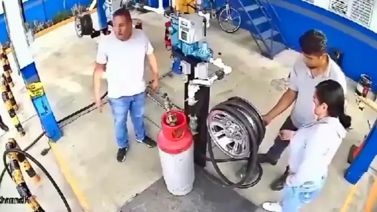 VIDEO '¡Papá, auxilio!' Padre e hija asaltan gasera, pero empleados oponen resistencia