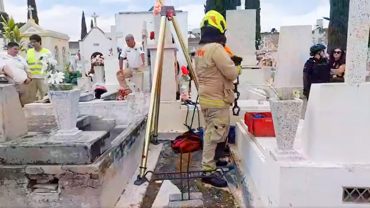 VIDEO ¡Aún no le tocaba! Rescatan a hombre que cayó a una cripta de 5 metros en el panteón