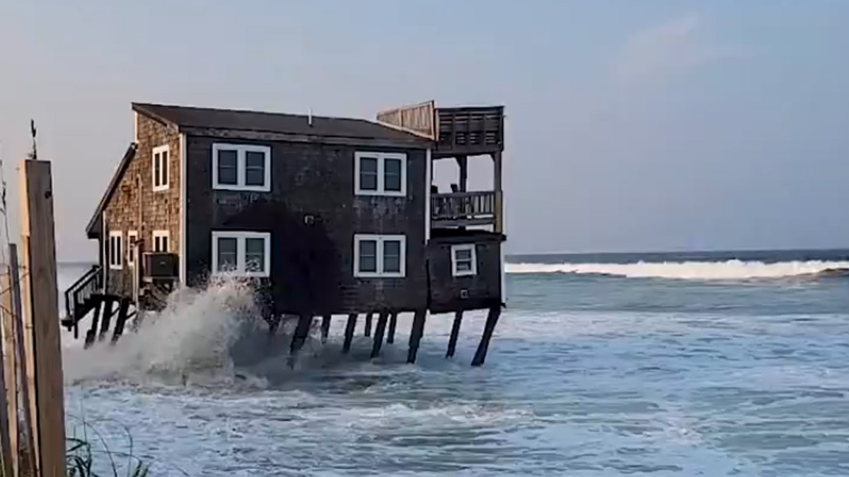 VIDEO Olas del huracán Ernesto derrumban una casa completa y queda grabado