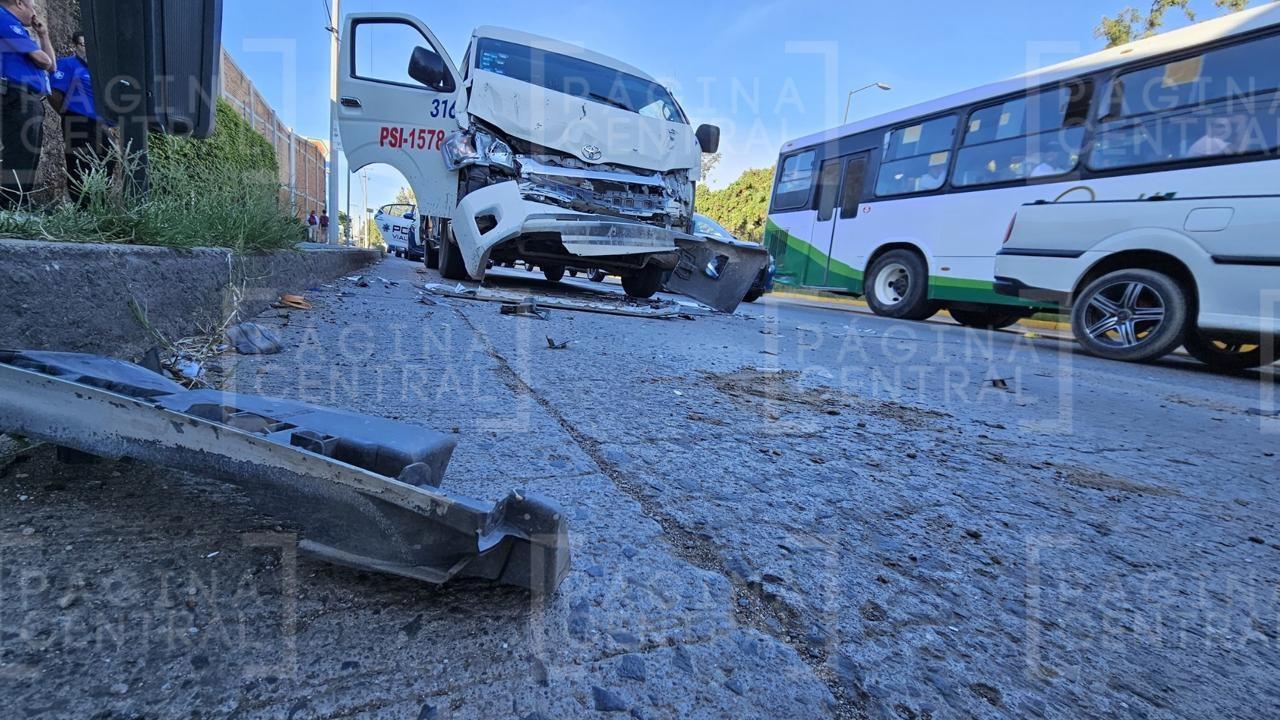 Camioneta de transporte de personal choca con camión urbano en el bulevar Hidalgo