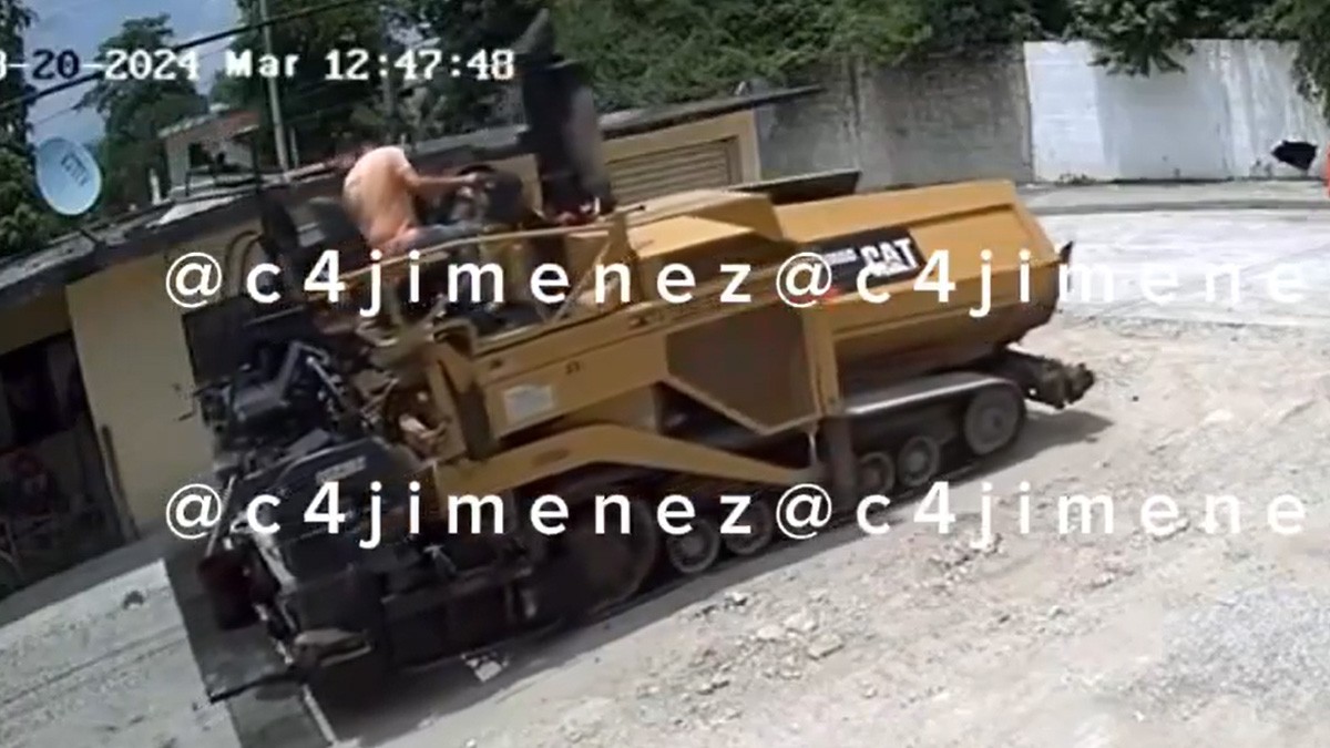 VIDEO Trabajadores le pasan una aplanadora por encima a un perrito durante pavimentación