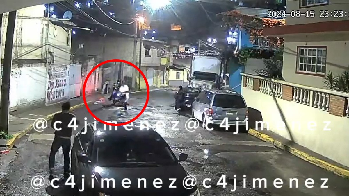VIDEO Intentan robar a chofer de plataformas, pero él se defiende y los echa a correr