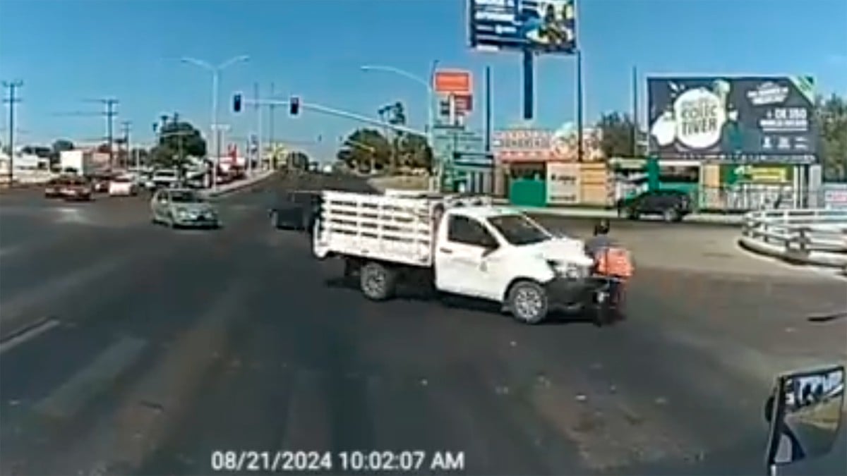 VIDEO Repartidor en moto se pasa el alto y sale volando al ser impactado por camioneta