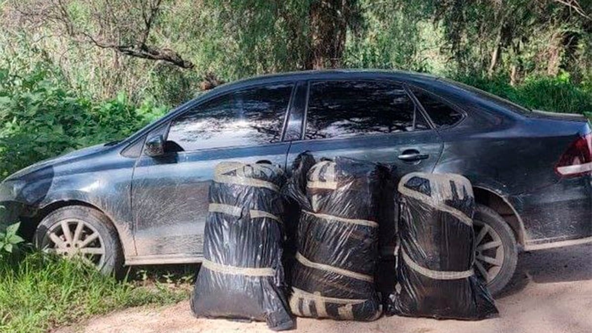 Tras persecución, hombres abandonan vehículo con bolsas llenas de presunta droga