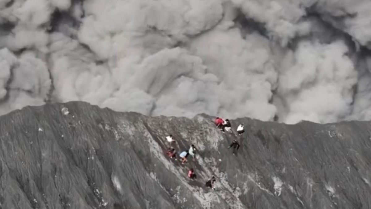 VIDEO Montañistas escapan milagrosamente de violenta erupción de volcán