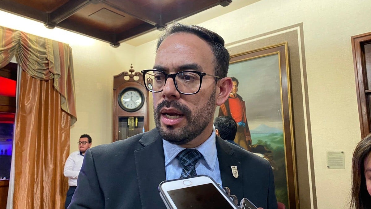 Feministas fueron detenidas por colocar mantas en puentes peatonales: Mario Enríquez