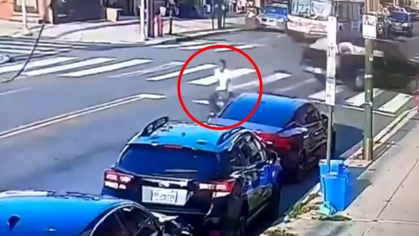 VIDEO Ciclista circulaba con normalidad hasta que tres sujetos lo acribillan