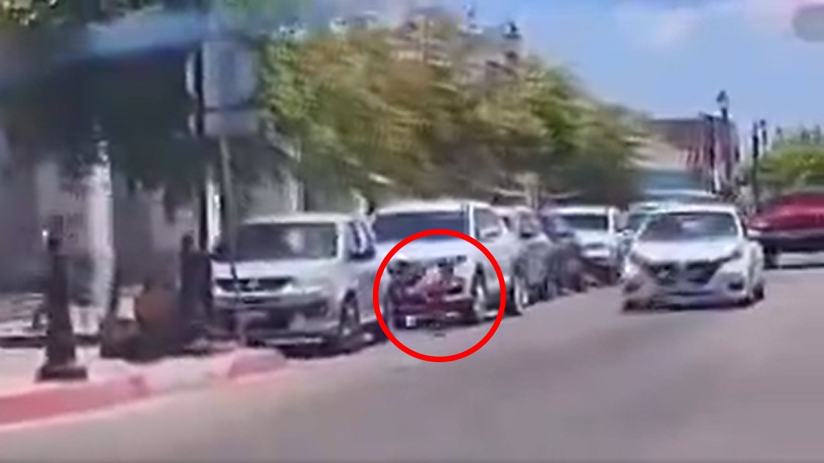VIDEO Captan cuando niño se le suelta a su mamá, atraviesa la calle y es atropellado