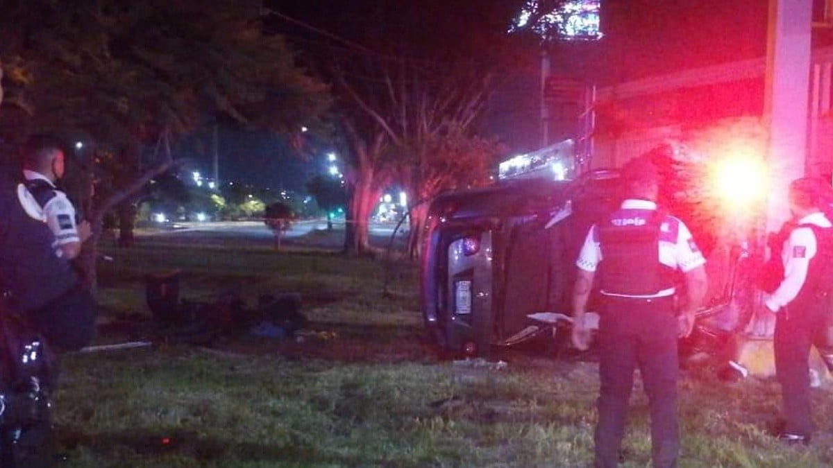 Jorge choca en la madrugada contra poste y semáforo, vuelca y queda prensado en Las Torres