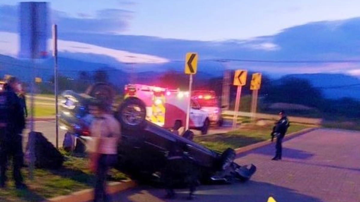 ¡Aparatosa volcadura en el Eje Metropolitano! Tremendo susto se llevaron dos conductores