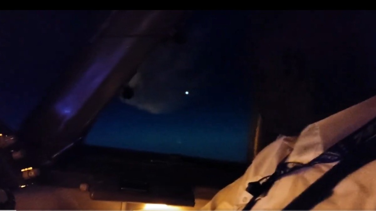 VIDEO ¡Tensión en el aire! Pilotos captan a varios ovnis que los rodean durante un vuelo