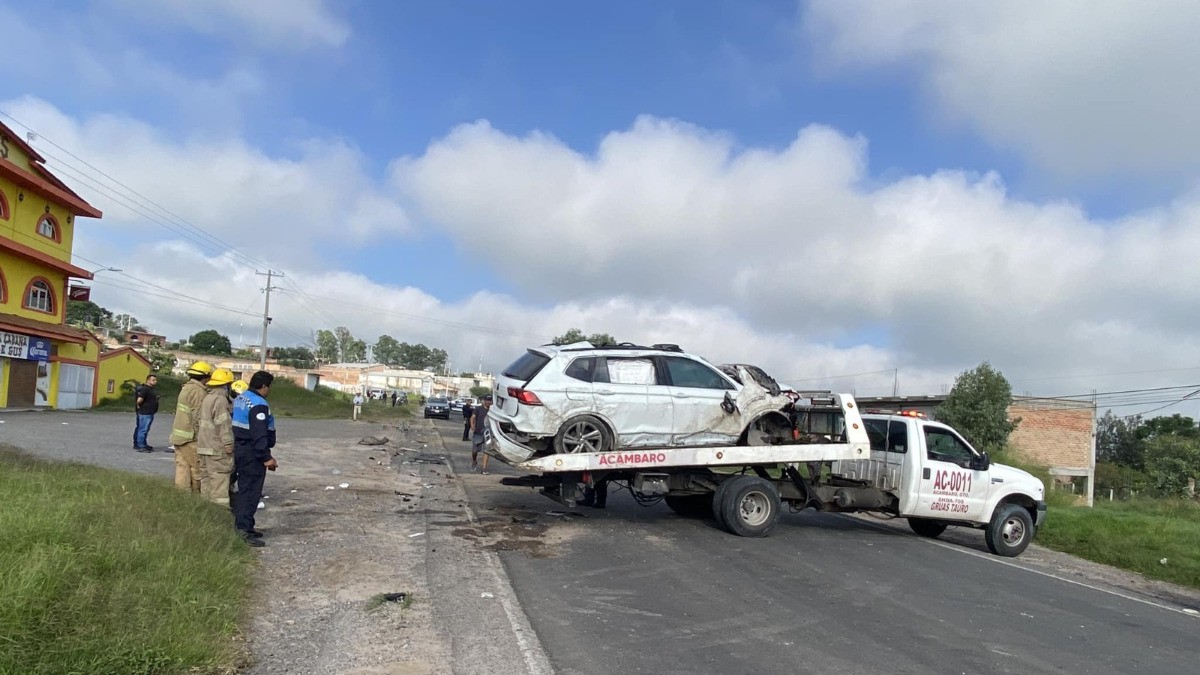 Pierde control de camioneta y tras varias volteretas salen disparadas tres personas