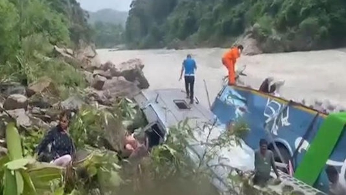 ¡Tragedia! Mueren 14 peregrinos al caer su autobús a barranco de 150 metros
