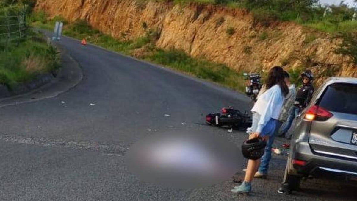 Joven fallece en medio de la carretera tras sufrir accidente en su moto