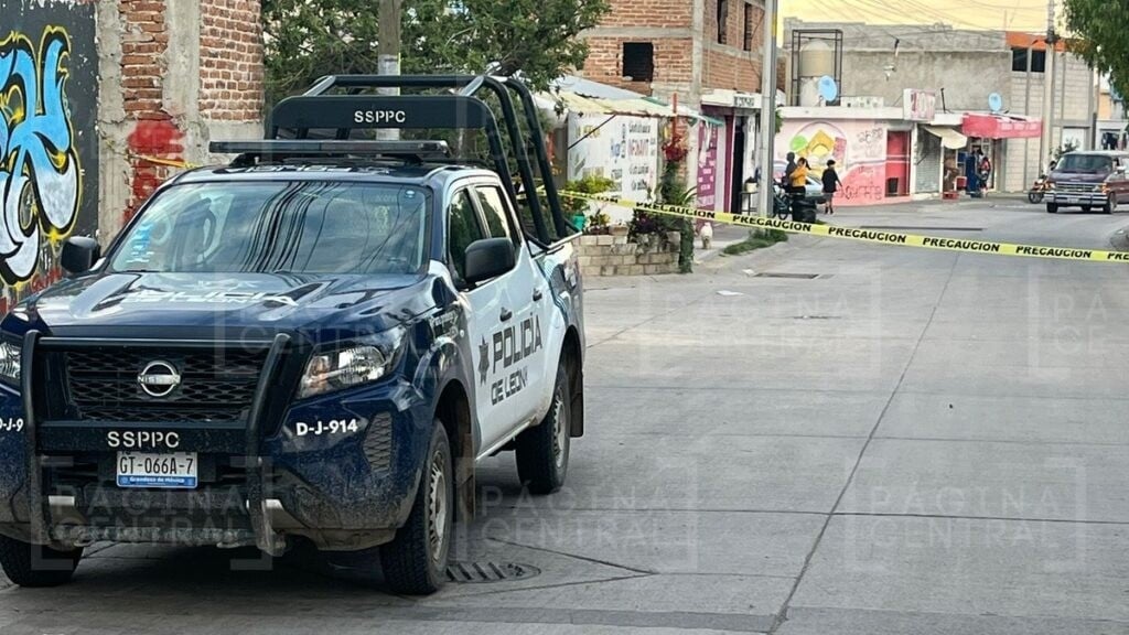 ¡Aún está con vida!, dijeron vecinos al ver mujer baleada en León; la cubrieron con sábana